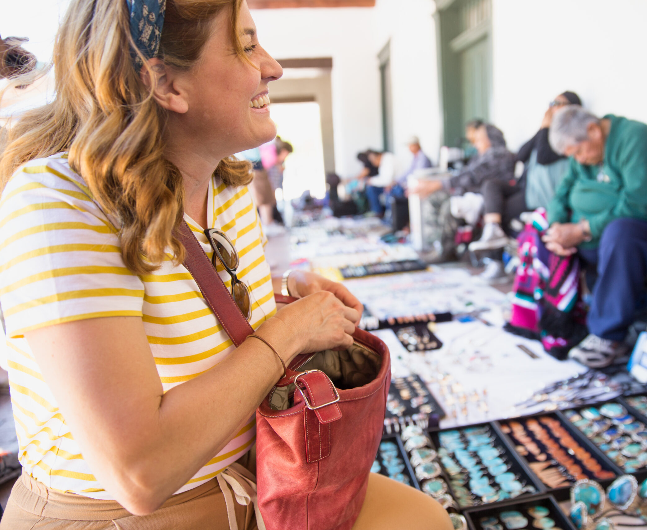 a-woman-purchases-jewelry-from-a-native-american-v-2026-01-05-00-32-27-utc